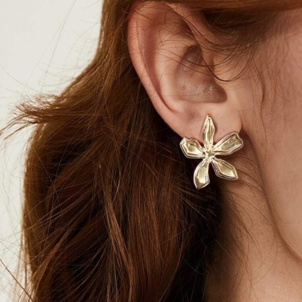 3/$30 💛 Flower Drop Earrings